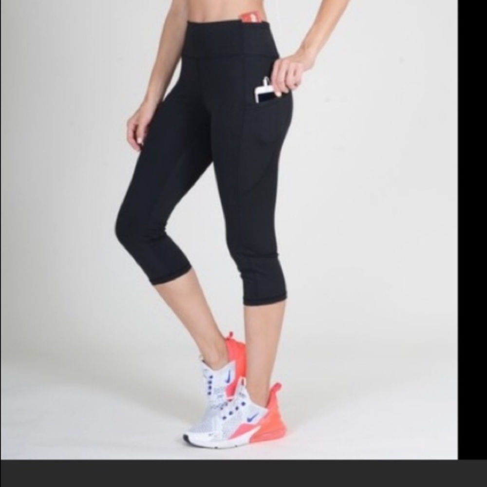 Cropped Black Leggings with Pockets!